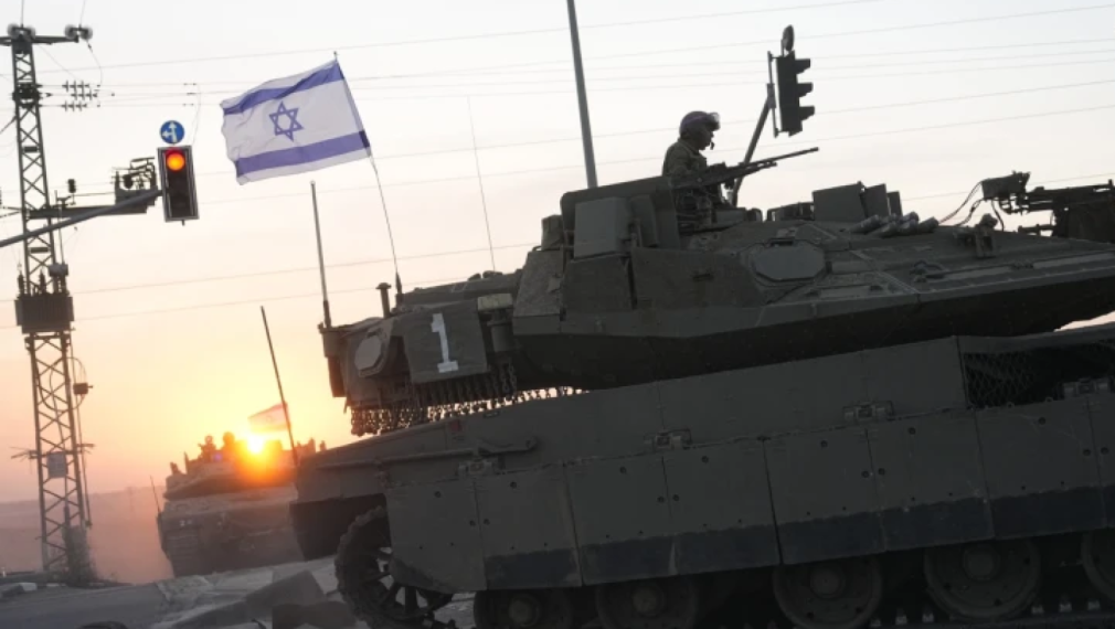 Израел строява танкове на север от Газа (видео)