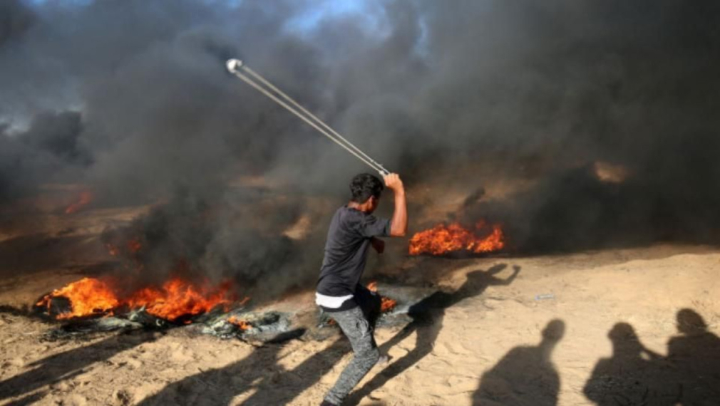 Най-малко 12 души, сред които малки деца, загинаха след израелски удар по цивилен конвой, бягащ от Газа