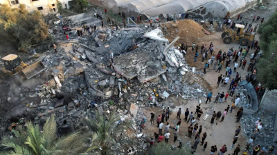 Развалините след бомбардировка в центъра на Газа Снимка Ройтерс Под израелските бомбардировки