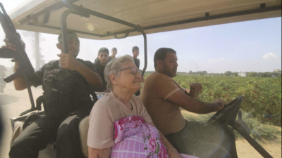 Бойци на Хамас отвеждат в Газа взетата за заложник 85 годишната