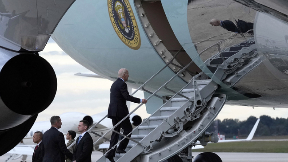 Джо Байдън се качва в президентския самолет Еър форс 1,