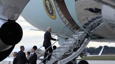 Джо Байдън се качва в президентския самолет Еър форс 1