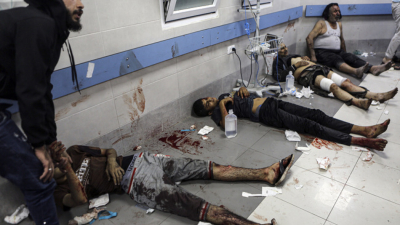 Ранени палестинци лежат в коридор на болница в ивицата Газа