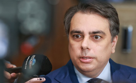 “Лукойл” опроверга Асен Василев: Не водим преговори за продажба на рафинерията в Бургас