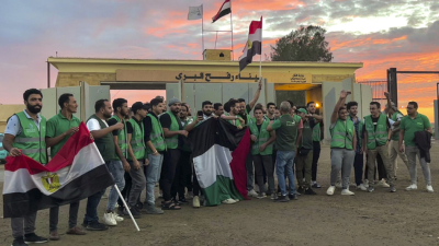 Доброволци от хуманитарния конвой за Газа развяват египетски и палестински