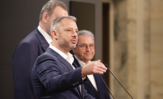 Делян Добрев: На хранилката на "Лукойл" има членове на кабинета и министри (видео)