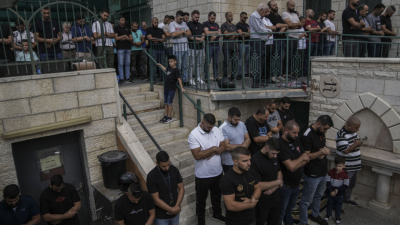Палестински поклонници които вчера не бяха допуснати до джамията Ал