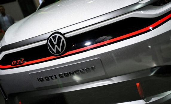 "Фолксваген" отложи решение за нов завод за батерии заради слабо търсене на електрически коли