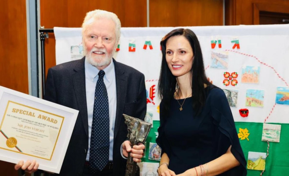 Мария Габриел връчи награда на Джон Войт за принос за сътрудничеството между България и САЩ