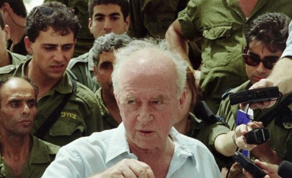 4 ноември 1995 г.: Израелският премиер Ицхак Рабин е убит по време на митинг за мир в Тел Авив от еврейски екстремист