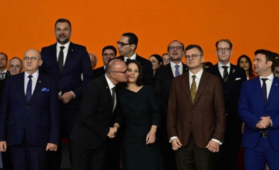 Хърватският външен министър опита да целуне по устните Аналена Бербок (видео)