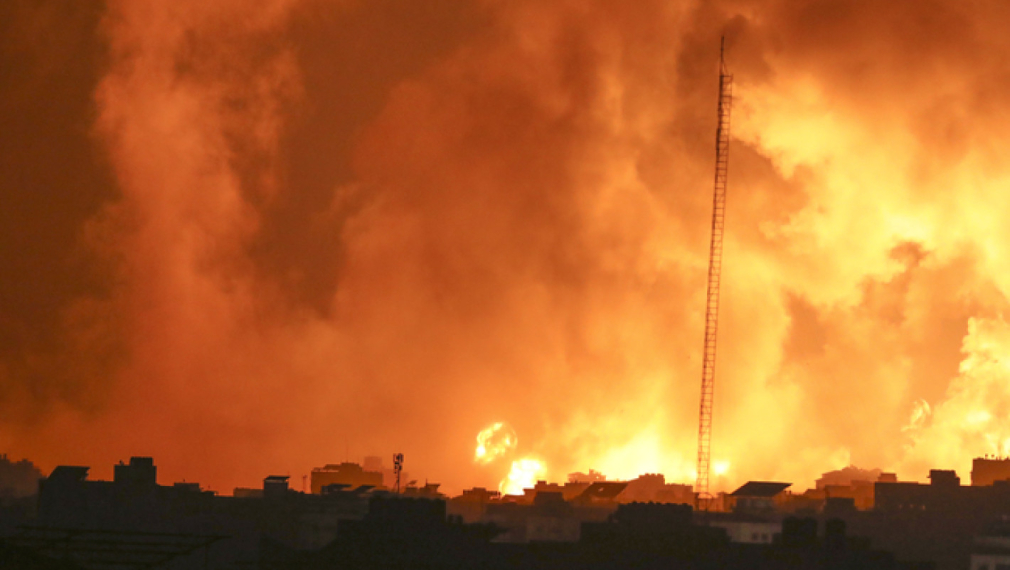 Израел обяви, че извършва масирани удари по Газа и че е разцепил ивицата на две