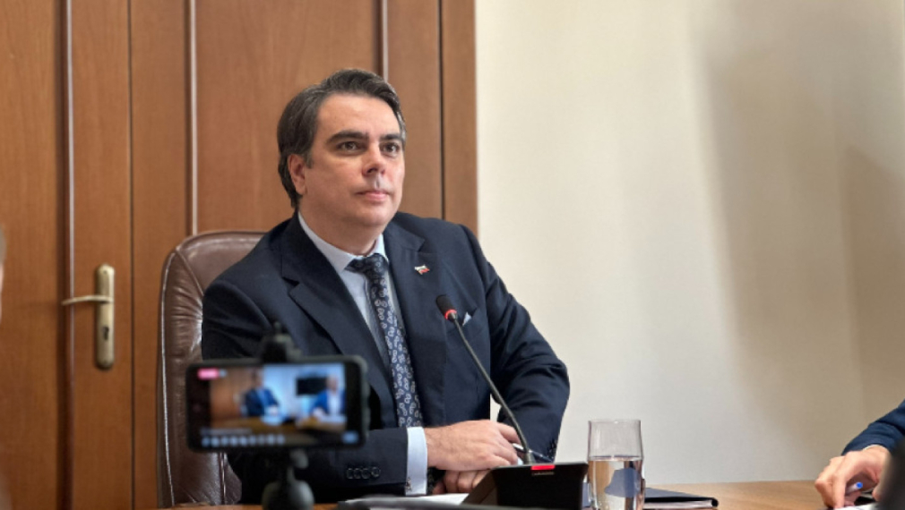 Финансовият министър Асен Василев седна в премиерския стол, макар и