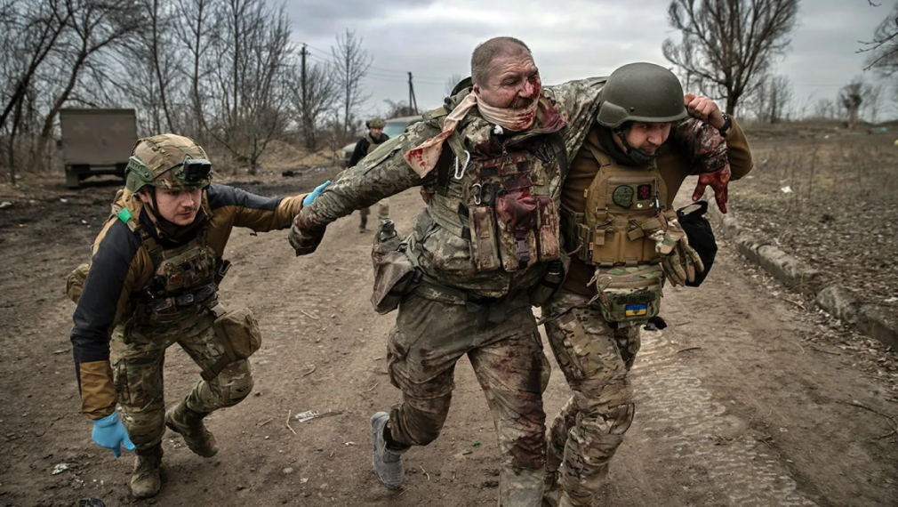Украински войници пред "Франс прес": Стъпка по стъпка губим войната