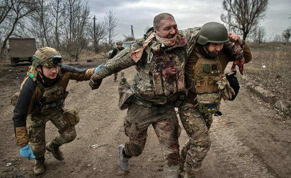 Украински войници пред "Франс прес": Стъпка по стъпка губим войната