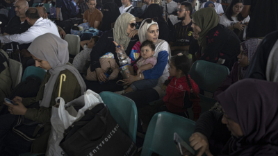 Палестинци се тълпят на граничния пунк Рафах в очакване да