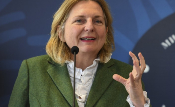 Бившата външна министърка на Австрия Карин Кнайсъл: Животът в Русия е хубав, няма лов на вещици, има горещ душ и електричество