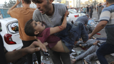 Палестинец носи на ръце дете ранено при вчерашния израелски удар
