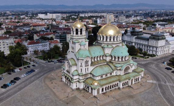 Площад "Александър Невски" в София вече е пешеходна зона