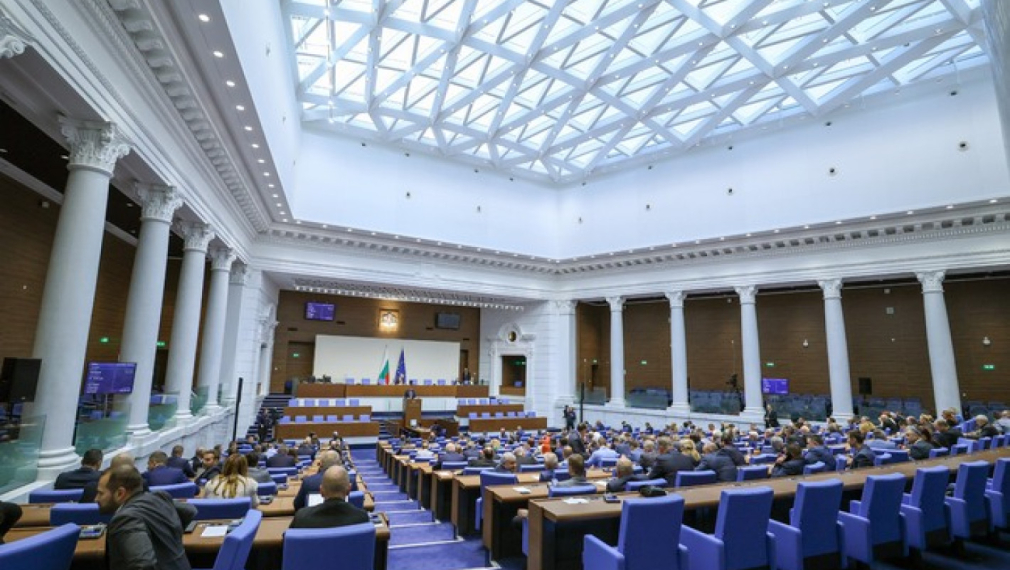 Депутатите дебатират по втория вот на недоверие към кабинета "Денков"