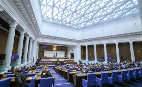 Депутатите дебатират по втория вот на недоверие към кабинета "Денков"