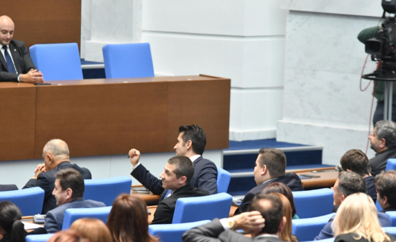 На живо от парламента - депутатите гласуват вота на недоверие към правителството