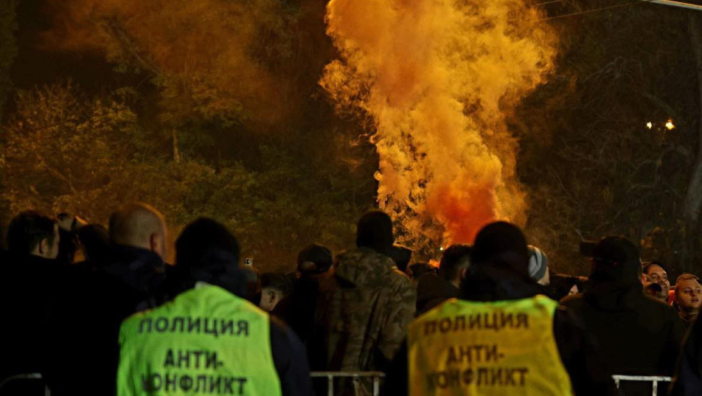 Протестът срещу Боби Михайлов и БФС - феновете хвърлят бомбички срещу полицията, тя отговори с водно оръдие