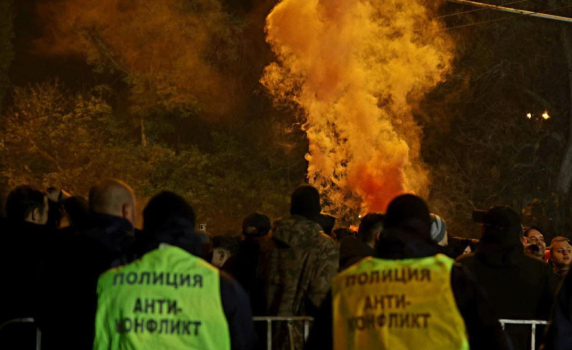Протестът срещу Боби Михайлов и БФС - феновете хвърлят бомбички срещу полицията, тя отговори с водно оръдие