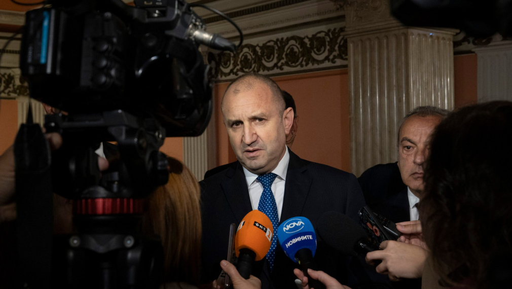 Президентът Радев за Асен Василев: България явно става тясна на манията за величие на някои хора