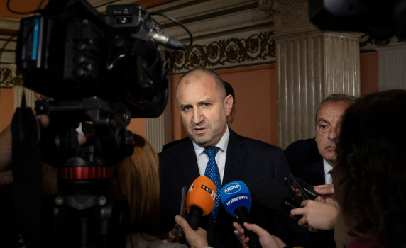Президентът Радев за Асен Василев: България явно става тясна на манията за величие на някои хора