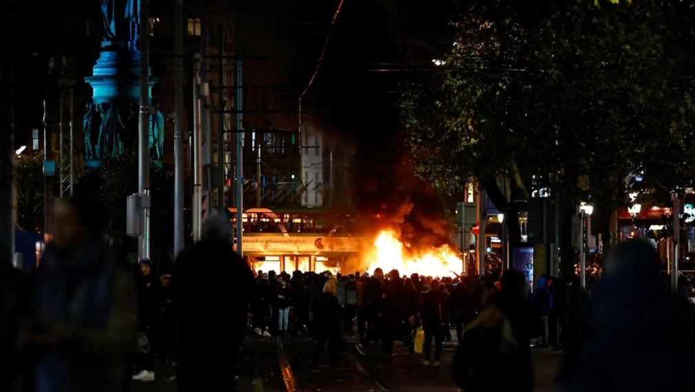 В Дъблин избухнаха бурни протести, след като при нападение с