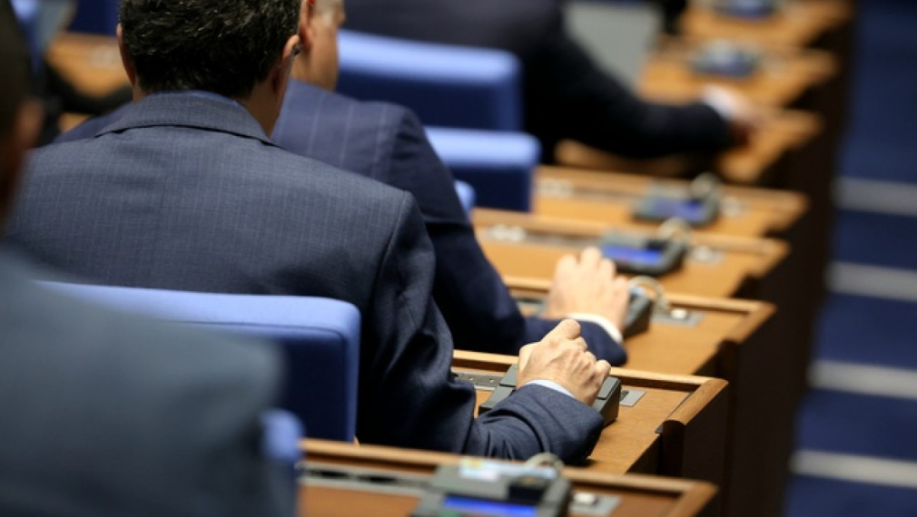ДДС на първо четене: Без ставка за брашното, 9% за ресторантите и облагане на бакшишите