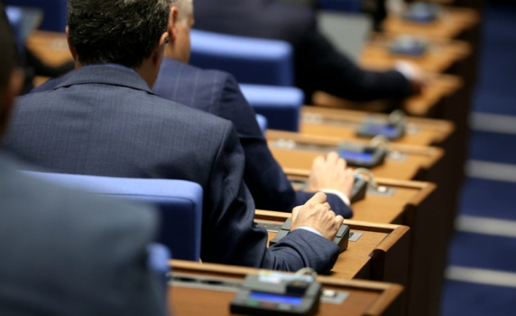 ДДС на първо четене: Без ставка за брашното, 9% за ресторантите и облагане на бакшишите