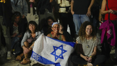 Хора в Тел Авив празнуват новината за освобождаването на заложници