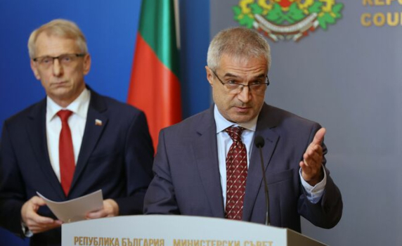 Близо 800 000 домакинства все още са без ток, съобщи министърът на енергетиката