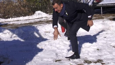 Следвайте Гласове в ТелеграмСтоличният кмет Васил Терзиев почти падна в снега докато