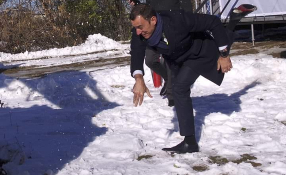 Васил Терзиев почти падна в снега, докато хвърля бутилка шампанско