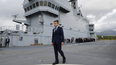 Френският президент Еманюел Макрон се разхожда по палубата на амфибийния