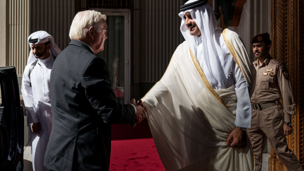 Германският президент Щайнмайер чака 30 минути някой да го посрещне след кацането му в Катар (видео)