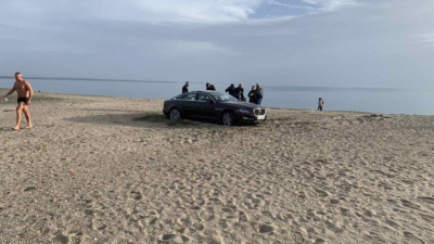 Следвайте Гласове в ТелеграмЛуксозен автомобил с украинска регистрация заседна в пясъка