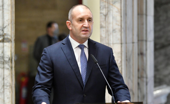 Румен Радев наложи вето върху предоставянето на БТР-и на Украйна