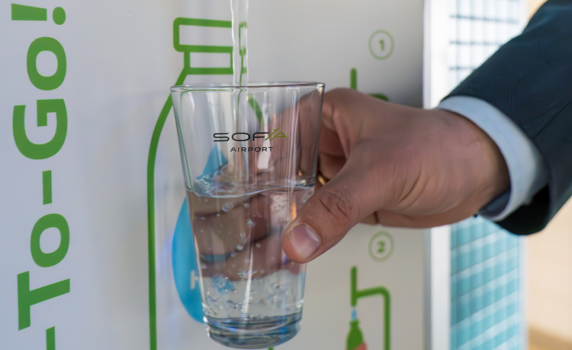 Пътниците на летище “София” вече пълнят бутилки с вода от “умни” чешмички 