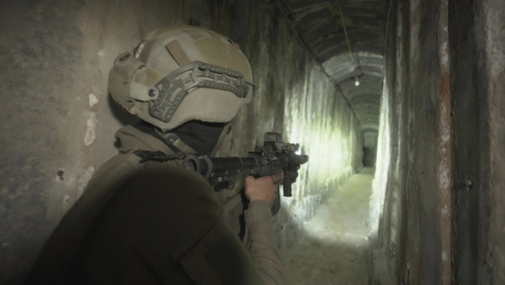 Израелски войници показват на медиите подземен тунел, открит под болницата