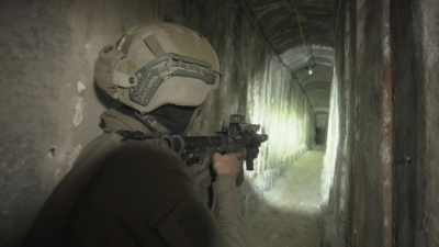 Израелски войници показват на медиите подземен тунел открит под болницата