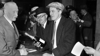 Ню Йорк 5 декември 1933 Хари Олдън вляво продавач в