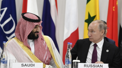 Руският президент Владимир Путин разговаря със саудитския престолонаследник Мохамед бин
