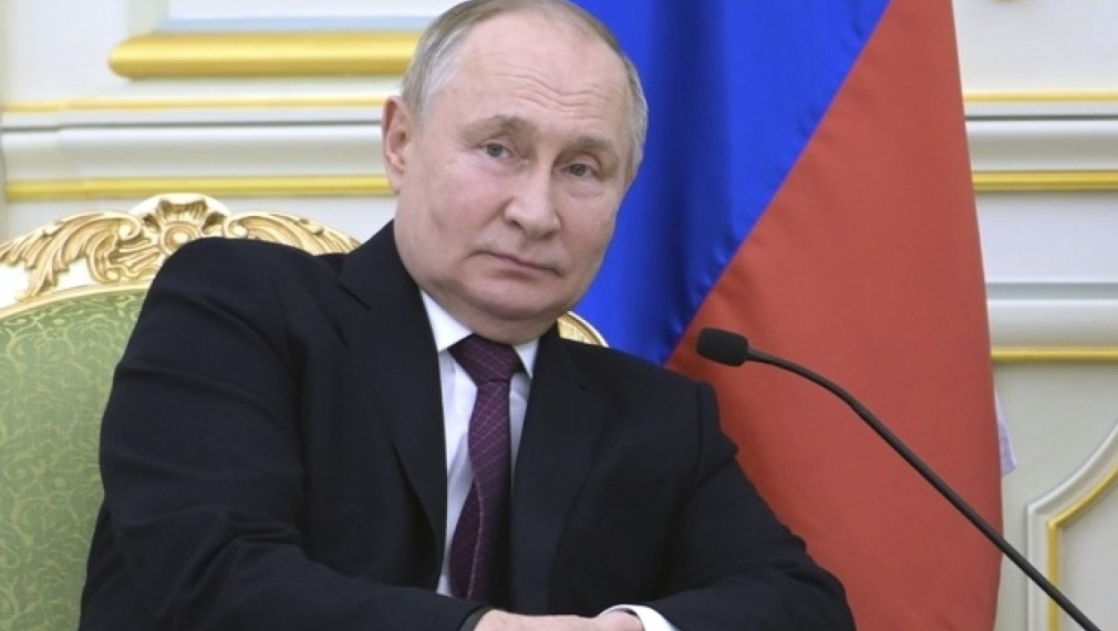 Читатели на “Гласове”: Абе как така Путин отново е възкръснал и го посрещат с почести?
