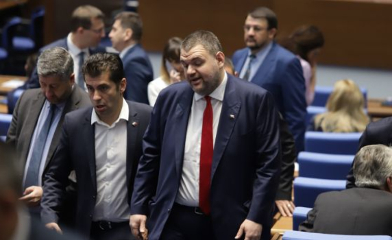 Минути преди гласуване ГЕРБ и ДПС внезапно отстъпиха за дерогацията на фона на възгласи ''горчиво''