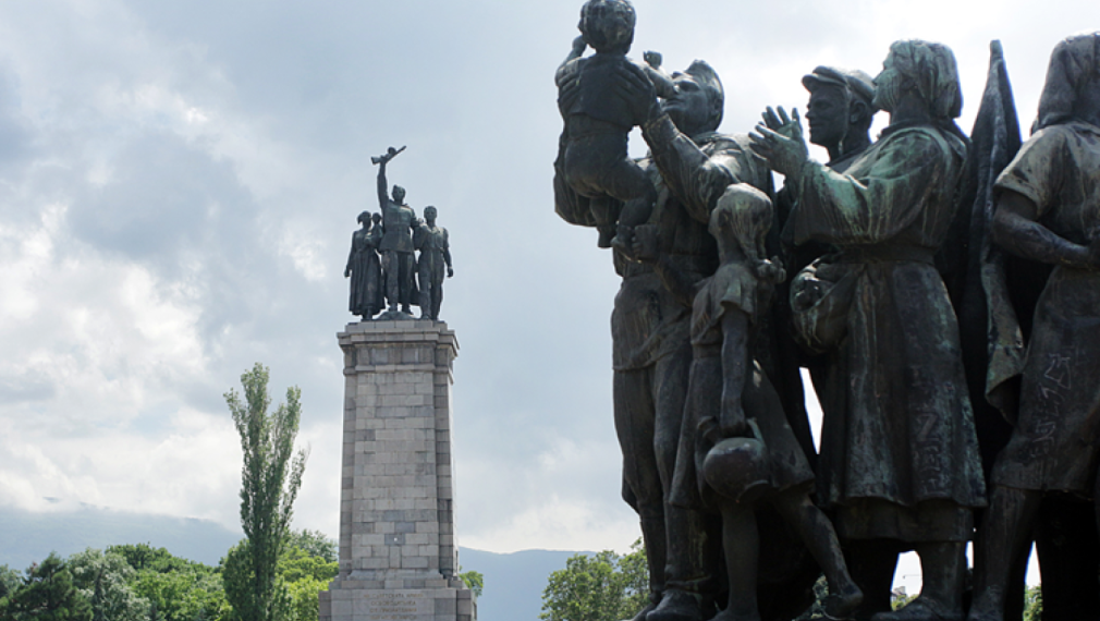 Започва махането на Паметника на Съветската армия в София, първи са фигурите