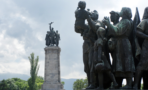 Започва махането на Паметника на Съветската армия в София, първи са фигурите